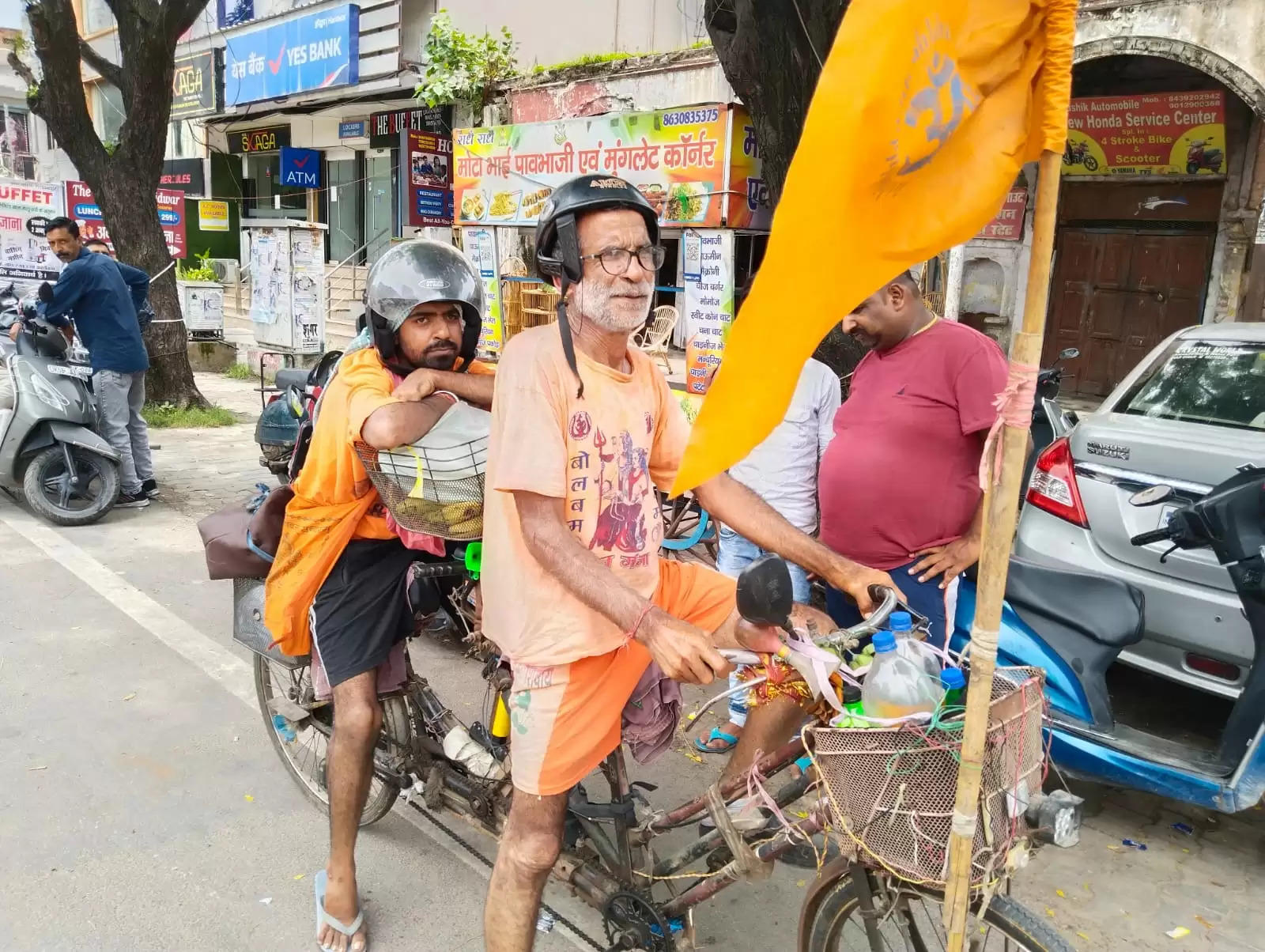 कांवड़ यात्रा: डबल सीटर साइकिल से हरिद्वार पहुंची पिता-पुत्र की जोड़ी