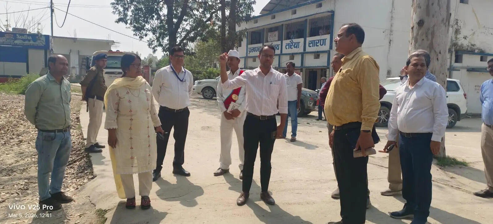 जिलाधिकारी ने किया तरैया प्रखंड कार्यालय का औचक निरीक्षण