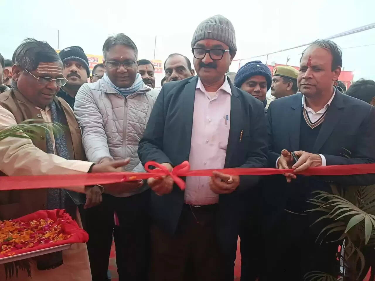 मेला रामनगरिया में डीएम ने किया सूचना विभाग की प्रदर्शनी का उद्घाटन