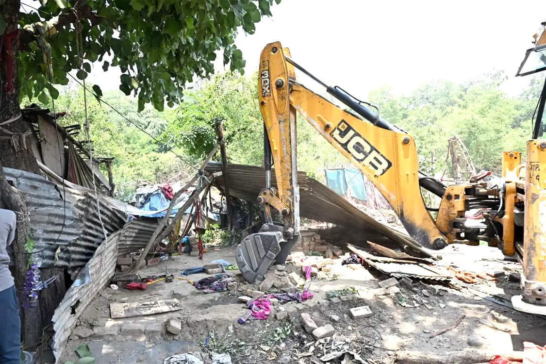 अतिक्रमण पर चला बुलडोजर, रेलवे भूमि से 45 झुग्गियां हटाईं