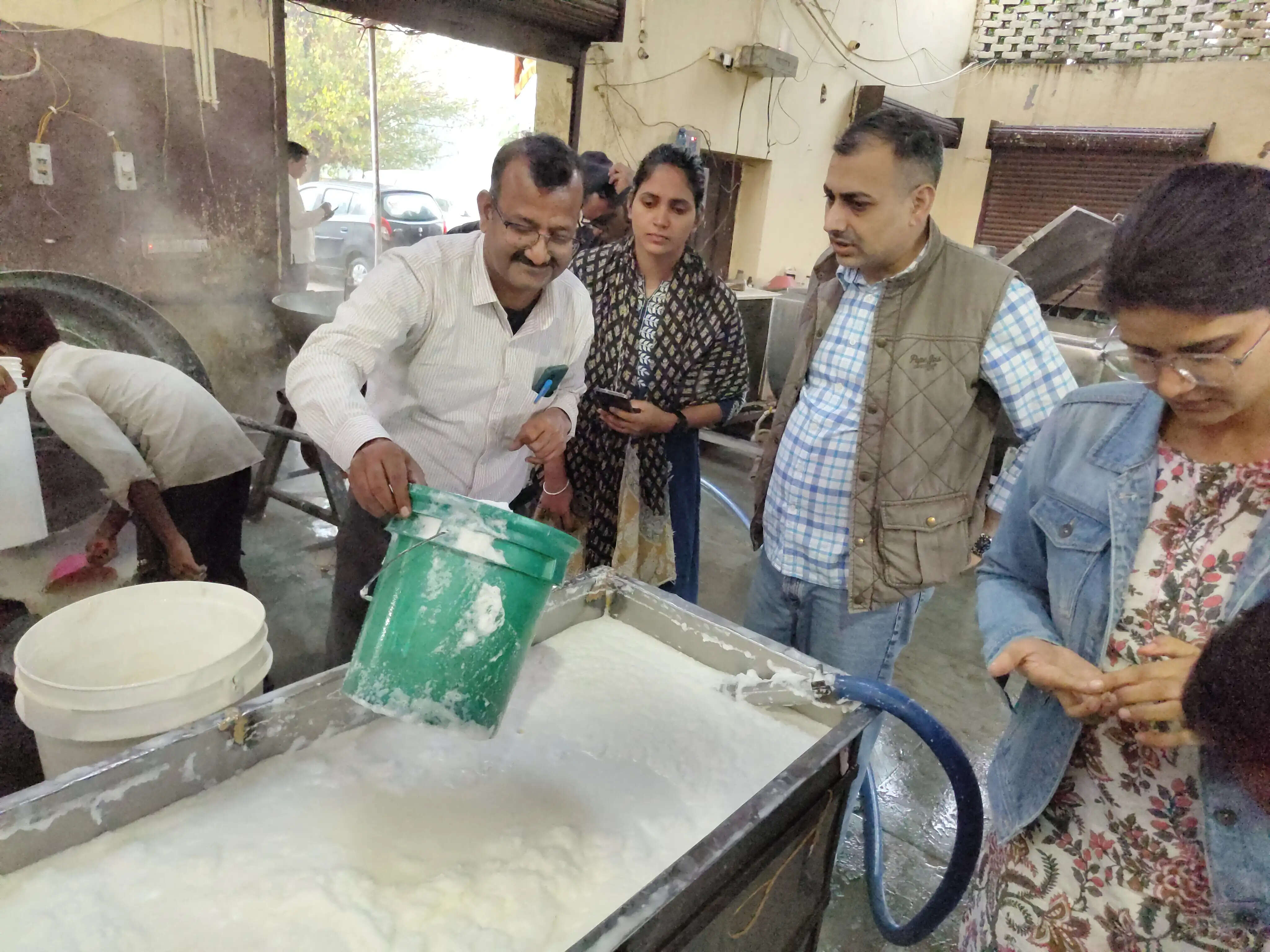 मावा-दूध की गुणवत्ता जांचने के लिए खाद्य सुरक्षा विभाग ने की छापेमारी