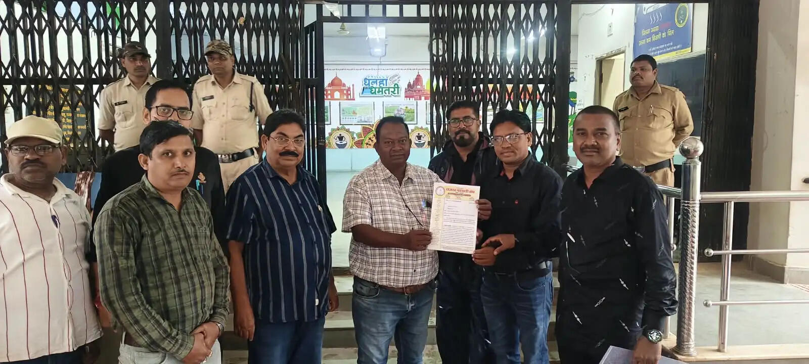 पटवारियों की हड़ताल 16वें दिन भी जारी, काले कपड़े पहनकर निकाली रैली