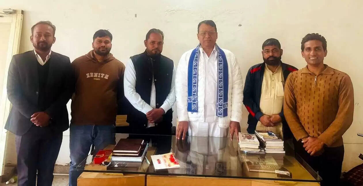 हिसार : हांसी में अंबेडकर चौक का चबूतरा धंसा, बसपा ने सरकार काे घेरा