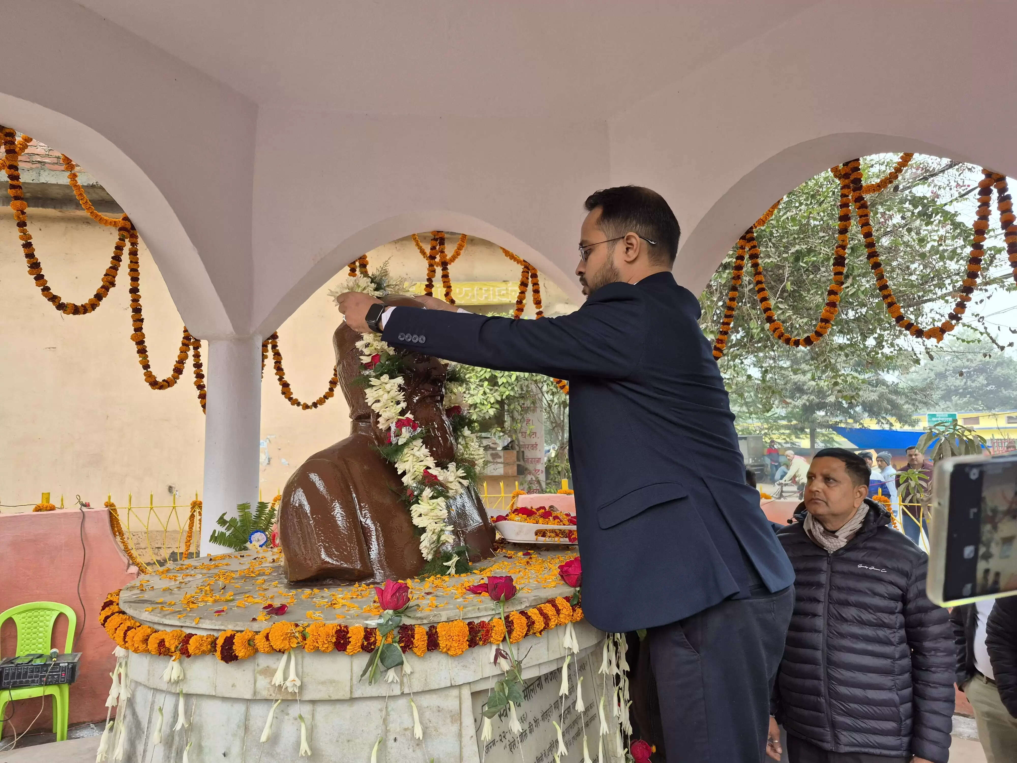 मौलाना मज़हरुल हक की जयंती पर जिलाधिकारी ने दी श्रद्धांजलि