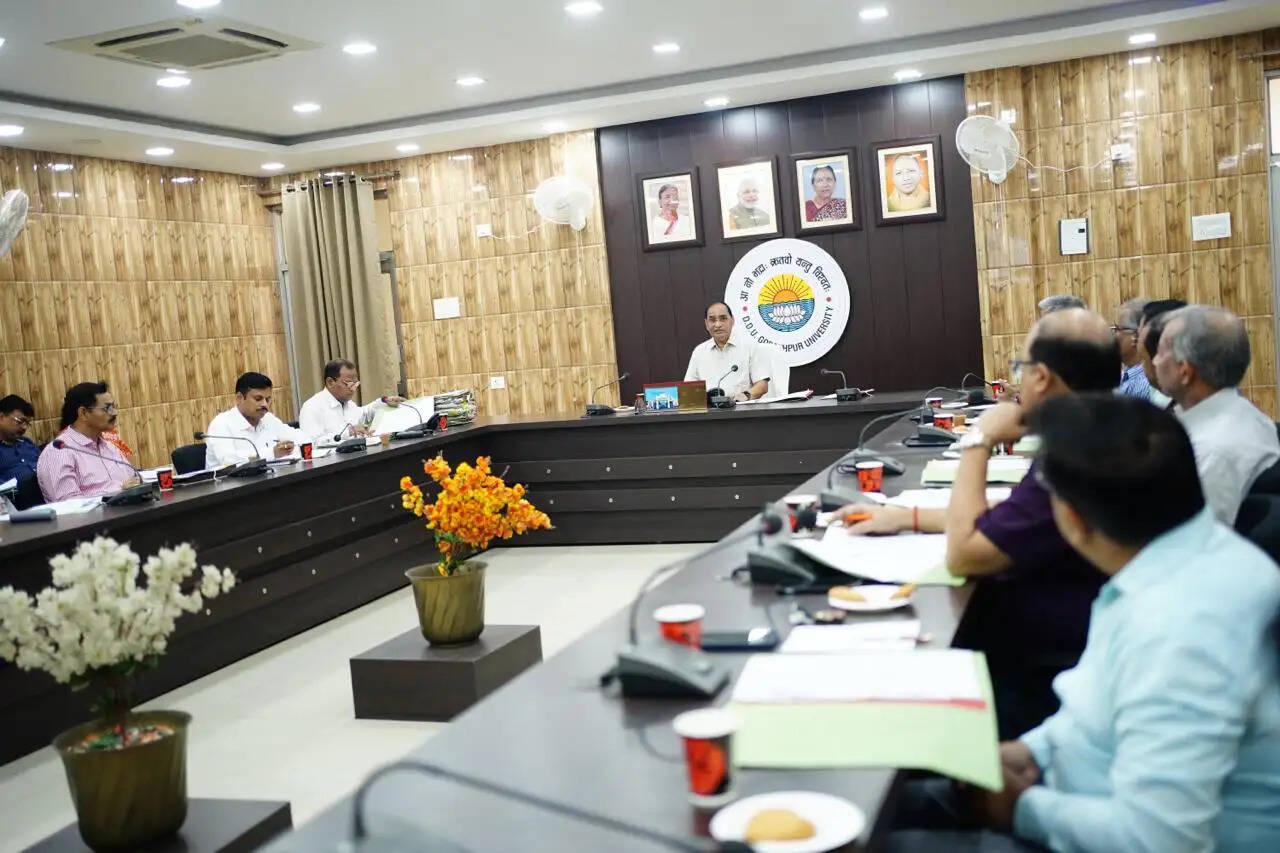 डीडीयू में नवप्रवेशित छात्रों की प्रथम सेमेस्टर परीक्षाएं मिश्रित पद्धति से होंगी