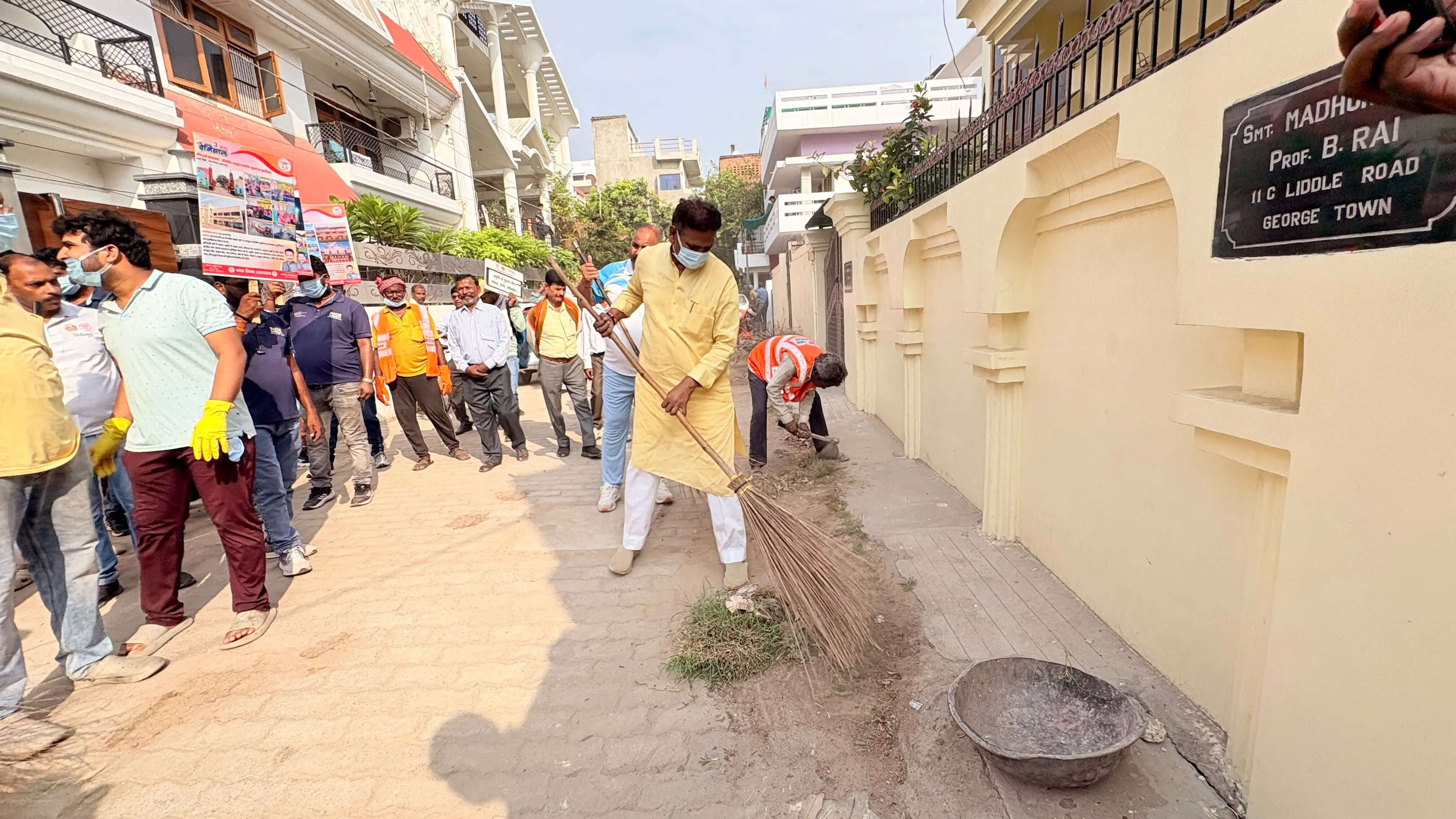 महापौर गणेश केसरवानी ने खुद संभाली झाडू, बोले- स्वच्छता हर नागरिक का दायित्व