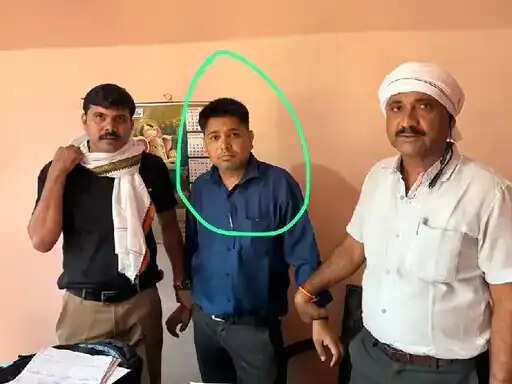 विदिशा में पटवारी 30 हजार रुपए की रिश्वत लेते रंगे हाथ गिरफ्तार,&nbsp;बंटवारा- नामांतरण&nbsp;के एवज में मांगी थी रकम