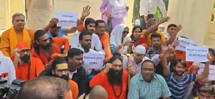 मुर्शिदाबाद हिंसा के विरोध में लखनऊ में हिन्दूवादी संगठनों का प्रदर्शन