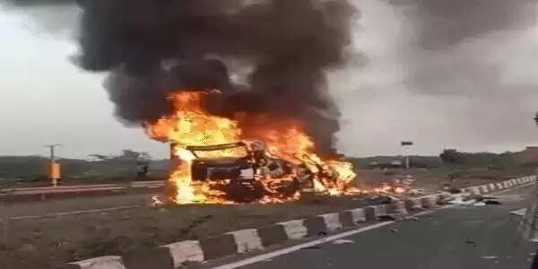 स्कॉर्पियो और मिनी ट्रक की टक्कर में युवक जिंदा जला