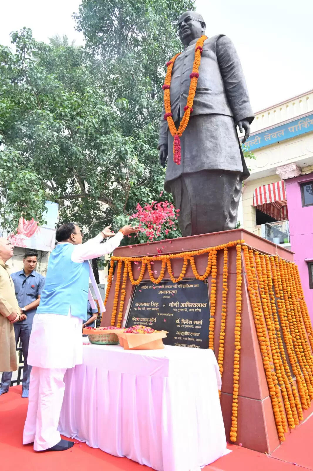 दक्षिणमुखी हनुमान मंदिर में केशव प्रसाद मौर्य ने किया दर्शन