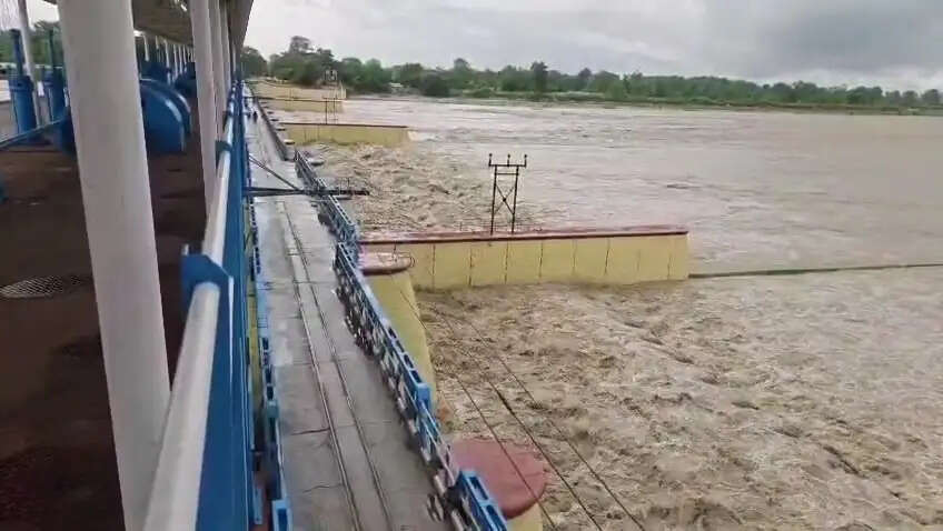 भारी बारिश से बढ़ा शारदा नदी का जलस्तर, बनबसा बैराज पर रेड अलर्ट जारी