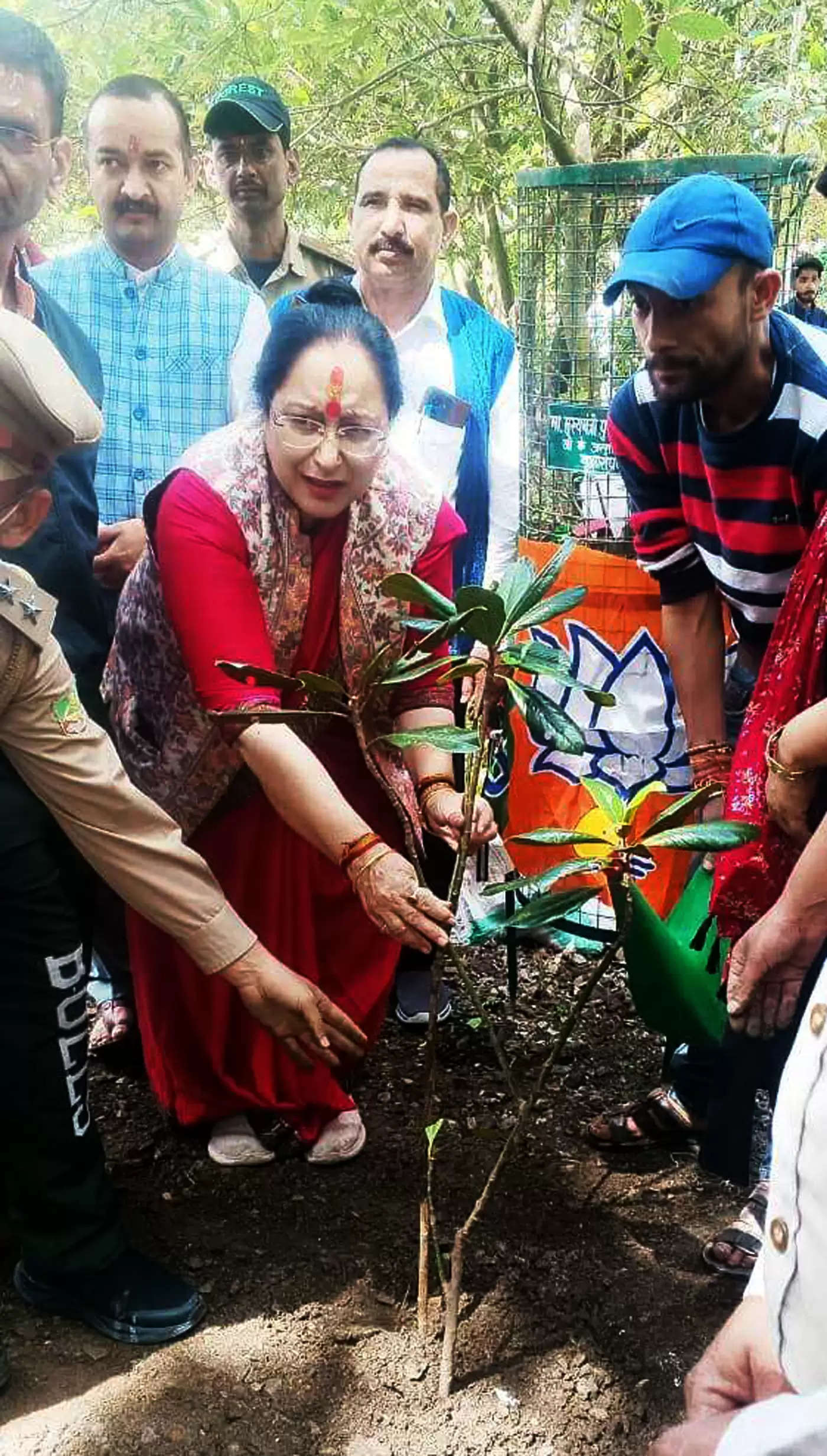 मुख्यमंत्री के जन्मदिन पर भाजपा कार्यकर्ताओं ने किया पौधरोपण