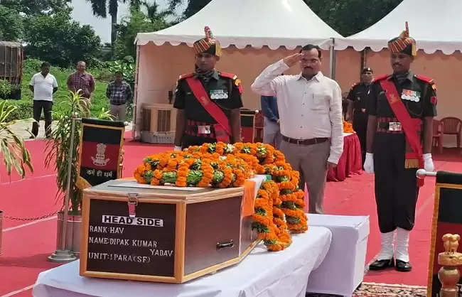 शहीद जवान का पार्थिव शरीर पटना एयरपोर्ट पहुंचने पर लगे अमर रहो के जयकारे, गम से नम हुईं आंखें