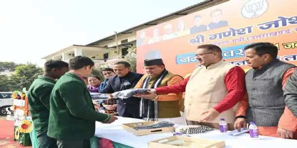 कैबिनेट मंत्री गणेश जोशी ने छात्र-छात्राओं को वितरित किये ट्रैक सूट