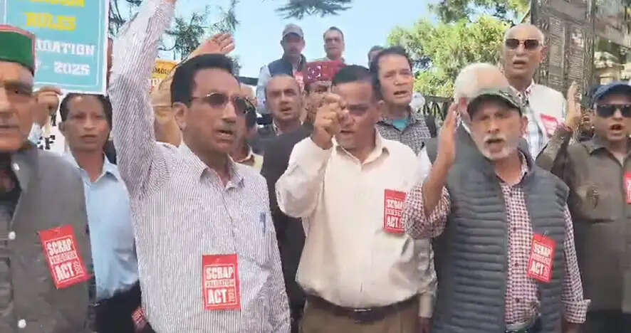 पेंशन वैलिडेशन एक्ट के खिलाफ हिमाचल में पेंशनरों का प्रदर्शन