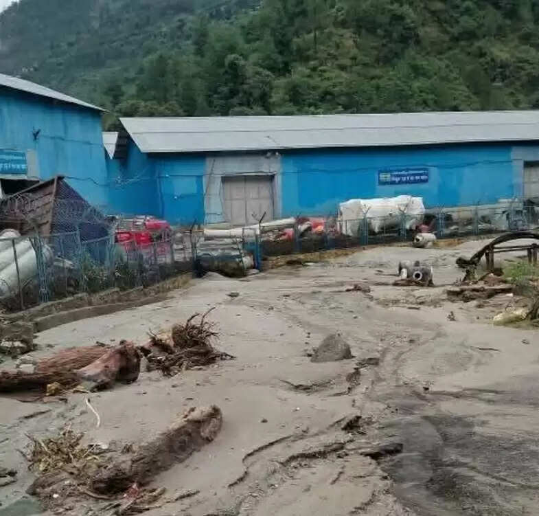 हिमाचल में बादल फटने से तबाही, कांगड़ा में दो शव बरामद, छह लापता, भारी वर्षा का अलर्ट जारी