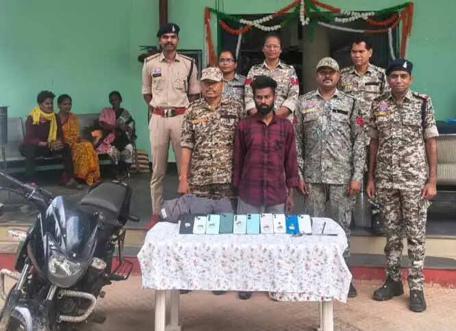 मोबाइल व मोटरसाइकिल सहित पांच लाख की चोरी करने वाला आराेपित गिरफ्तार