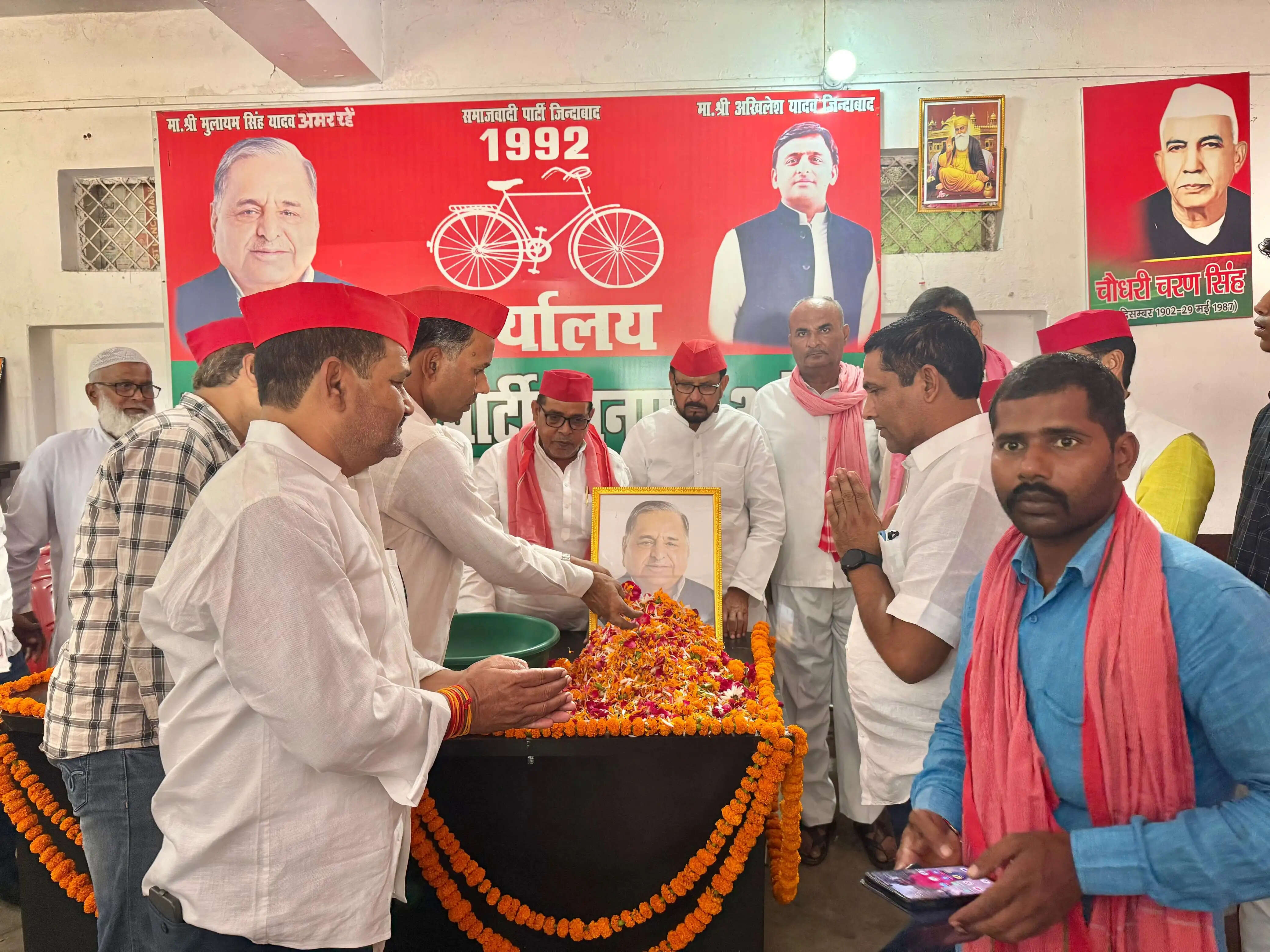अमेठी में मुलायम सिंह यादव की चौथी पुण्यतिथि पर सपा कार्यकर्ताओं ने दी श्रद्धांजलि