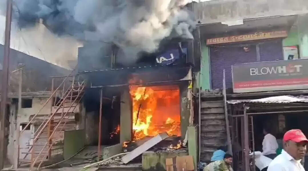 बलौदा बस स्टैंड में भीषण आग, ‘राजू इलेक्ट्रॉनिक्स’ की दुकान जलकर खाक, दमकल की देरी पर फूटा लोगों का गुस्सा