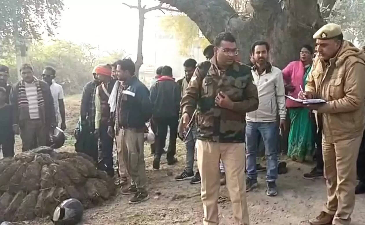 अनियंत्रित पिकअप की टक्कर लगने से बाइक सवार पति-पत्नी और पुत्र की मौत