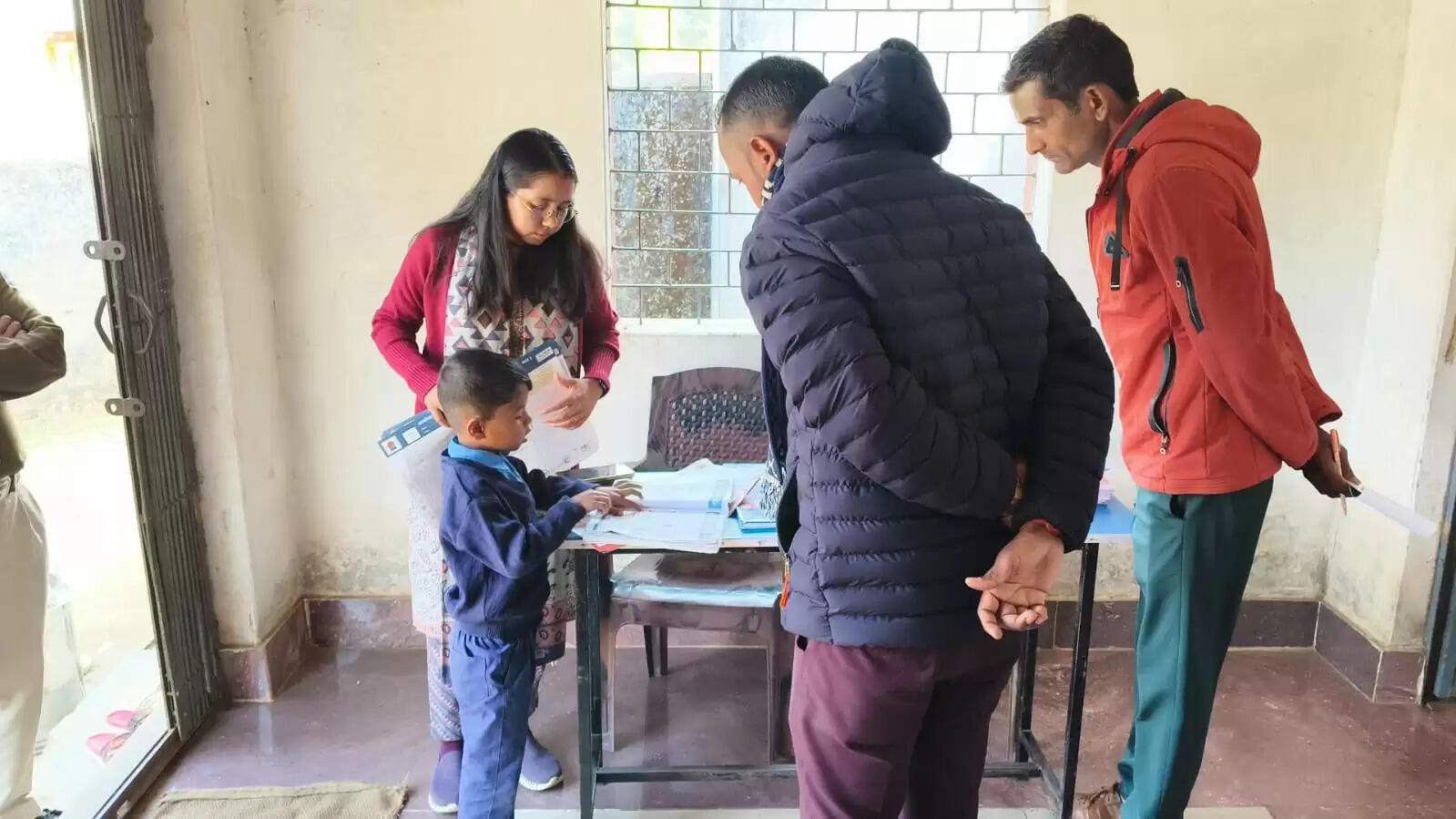 अनूपपुर: जिपं सीईओ का औचक निरीक्षण, पिपरहा सचिव को अवैतनिक, प्रभारी प्राचार्य सहित 2 शिक्षकों को कारण बताओ नोटिस