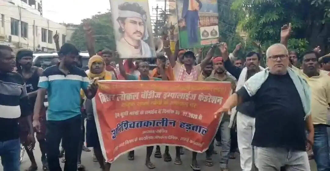 भागलपुर नगर निगम, कर्मचारियों की हड़ताल के तीसरे दिन प्रदर्शन, ताला लगाने पर हंगामा, एक कर्मचारी बेहोश
