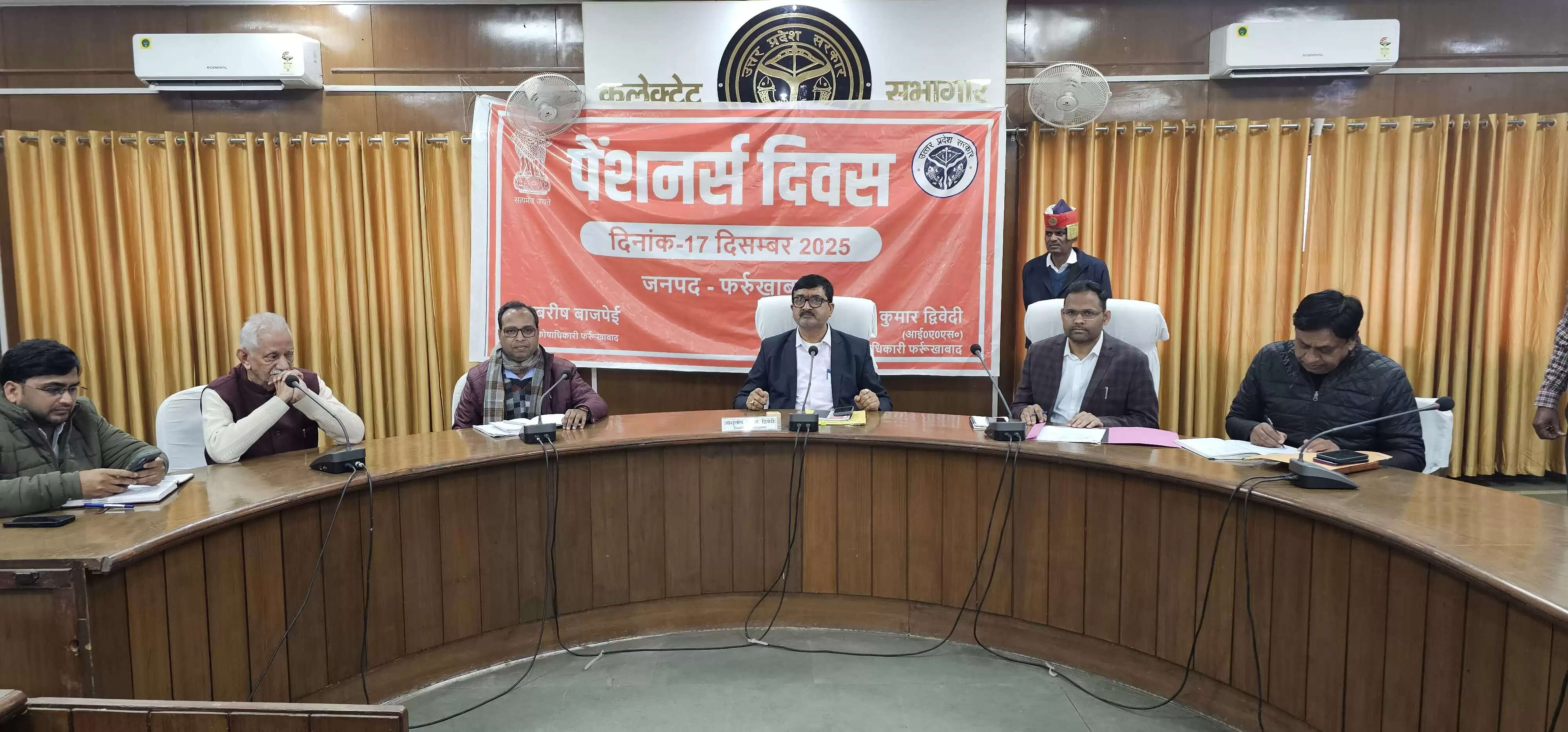 पेंशनर्स दिवस : डीएम ने पेंशनराें काे किया सम्मानित