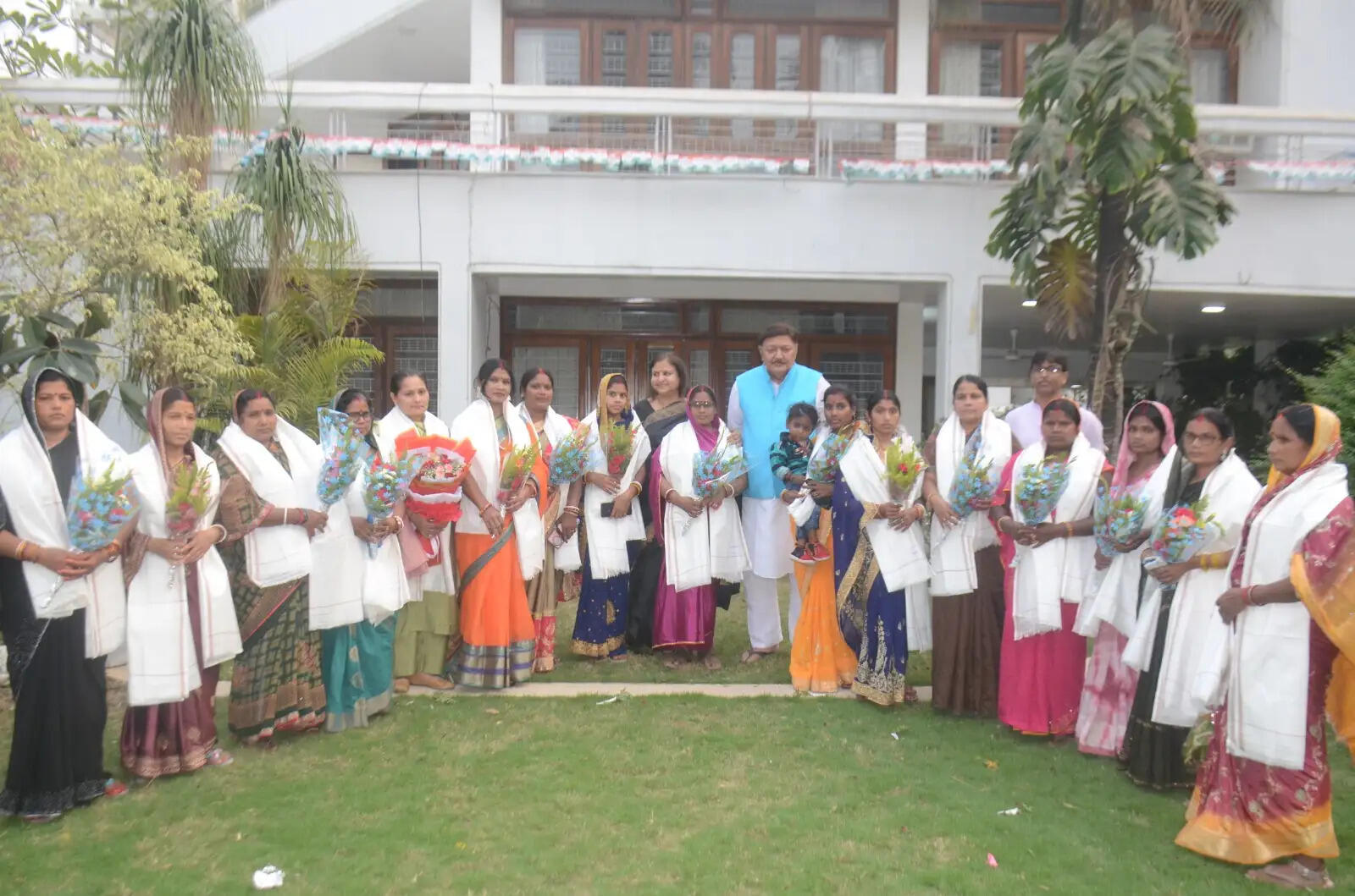 पूर्व विधायक ने महिलाओं को किया सम्मानित