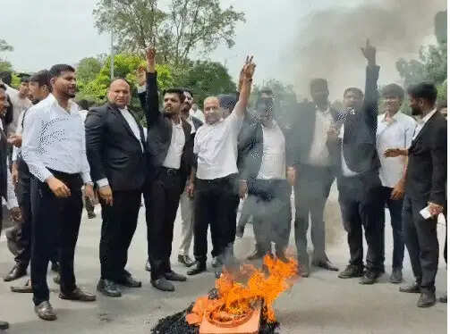 एसएचओ के दुर्व्यवहार पर भड़के वकील: सेशन कोर्ट के बाहर टायर जलाकर किया चक्काजाम