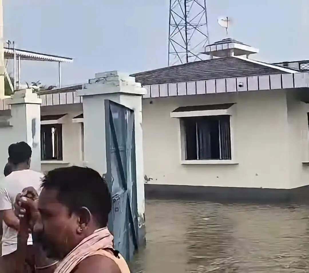 काजीकोरैया-राघोपुर बांध ध्वस्त, एक हजार से अधिक घर डूबे, 5 हजार की आबादी प्रभावित