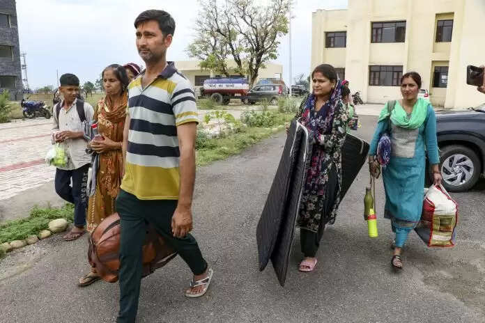 विस्थापित सीमा निवासियों के लिए मस्जिदें, मदरसे खुले