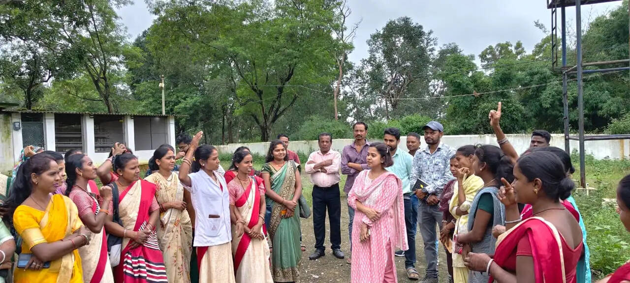 अम्बिकापुर : जिला पंचायत सीईओ ने दूरस्थ गांवों में परखी जनकल्याणकारी योजनाएं, निर्माण कार्यों में तेजी लाने के निर्देश