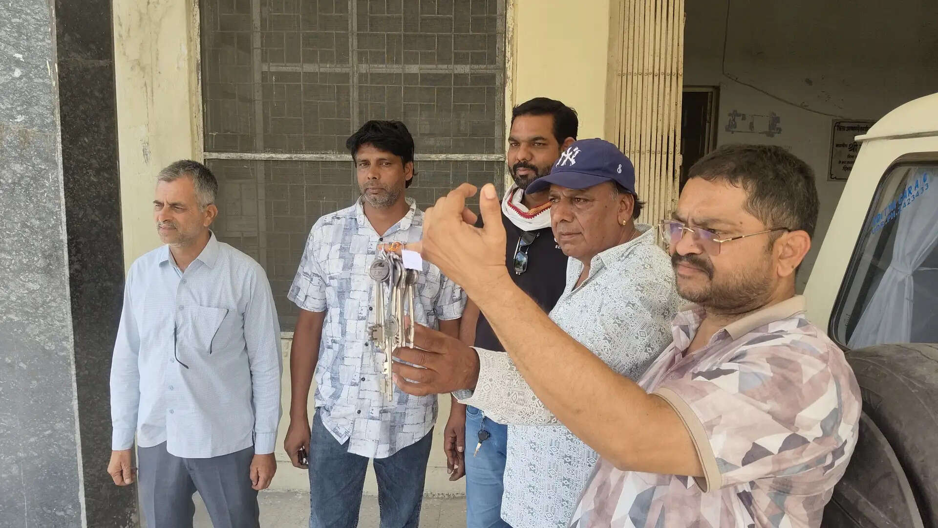 आबकारी विभाग से प्रताड़ित शराब व्यवसायी, दुकानों के ताले लगा चाबियां सौंपने पहुंचे कार्यालय