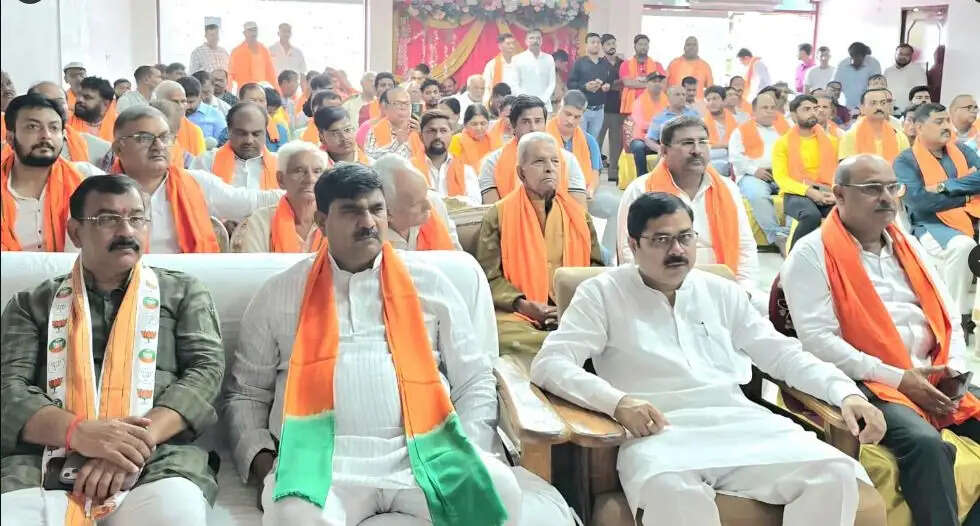 केशव मौर्य व ब्रजेश पाठक ने लखनऊ व पंकज चौधरी ने मेरठ में सुनी 'मन की बात'