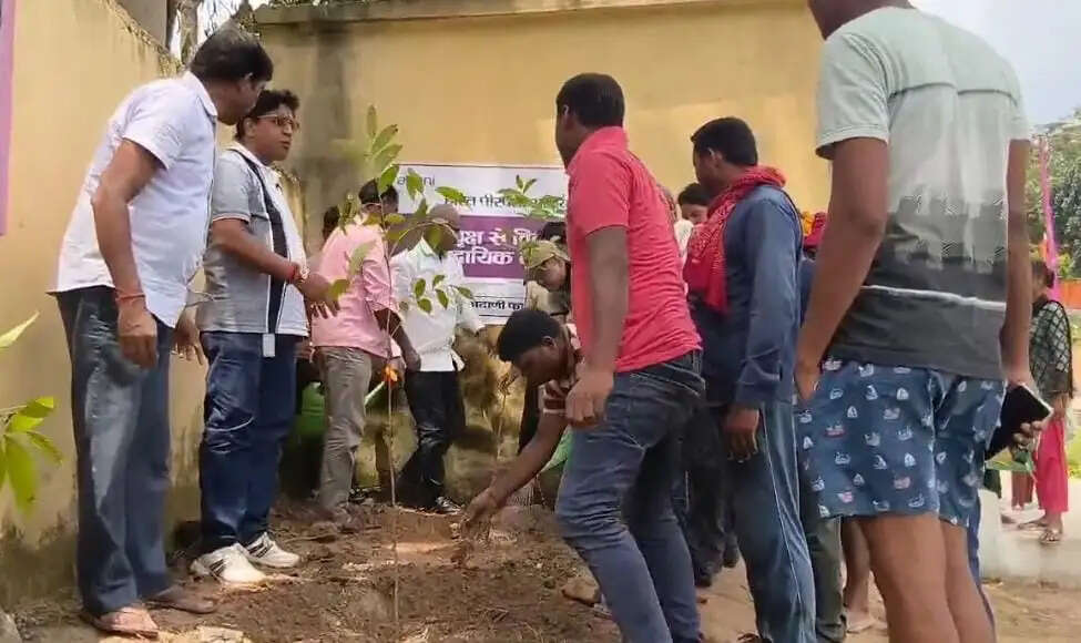 हरित पीरपैंती अभियान’ के तहत जिक्छो पोखर में किया पौधरोपण