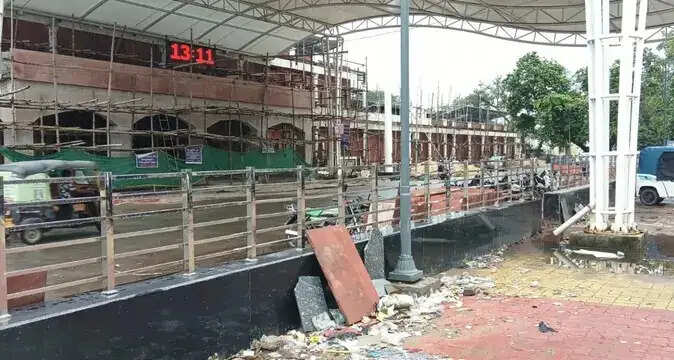 करोड़ों के सौंदर्यीकरण पर गंदगी का ग्रहण, रेलवे का नवनिर्मित ऑटो स्टैंड बना कचरा और शराबखोरी का अड्डा