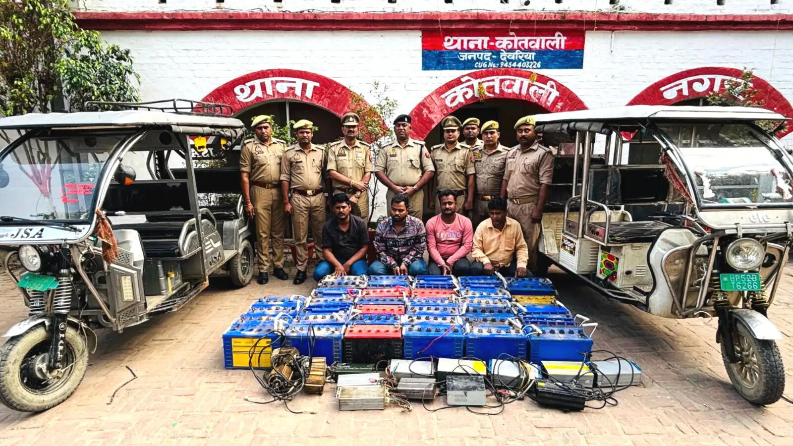 देवरिया में चोरी के दो ई-रिक्शा व बैटरियां बरामद, चार गिरफ्तार
