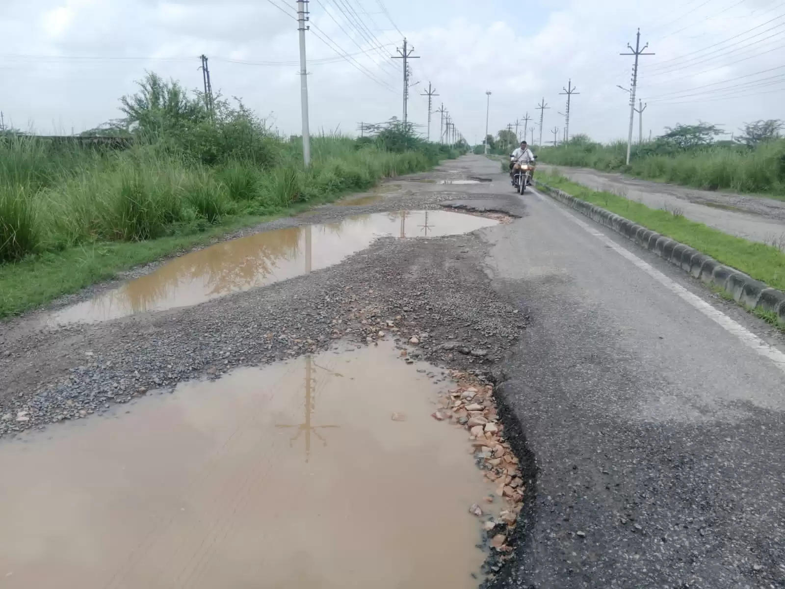 गड्ढे में तब्दील हो गया प्लास्टिक सिटी मार्ग