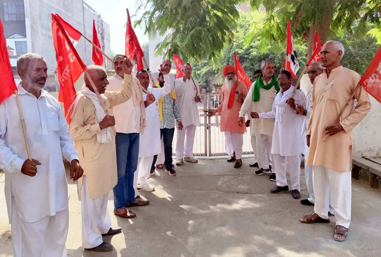 हिसार : फसल खरीद में अनियमितताओं के विरोध में किसानों ने मार्केट कमेटी कार्यालय पर जड़ा ताला
