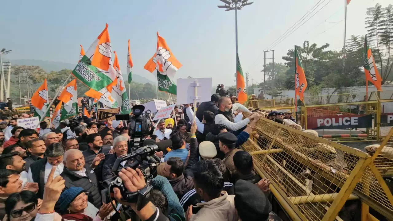 हरियाणा&nbsp;कांग्रेस&nbsp;ने&nbsp;पंचकूला&nbsp;में&nbsp;भाजपा&nbsp;मुख्यालय&nbsp;के बाहर किया&nbsp;प्रदर्शन