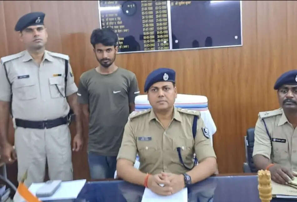 पत्नी की गला दबाकर हत्या करने वाला पति गिरफ्तार, चार साल का मासूम बालक बरामद