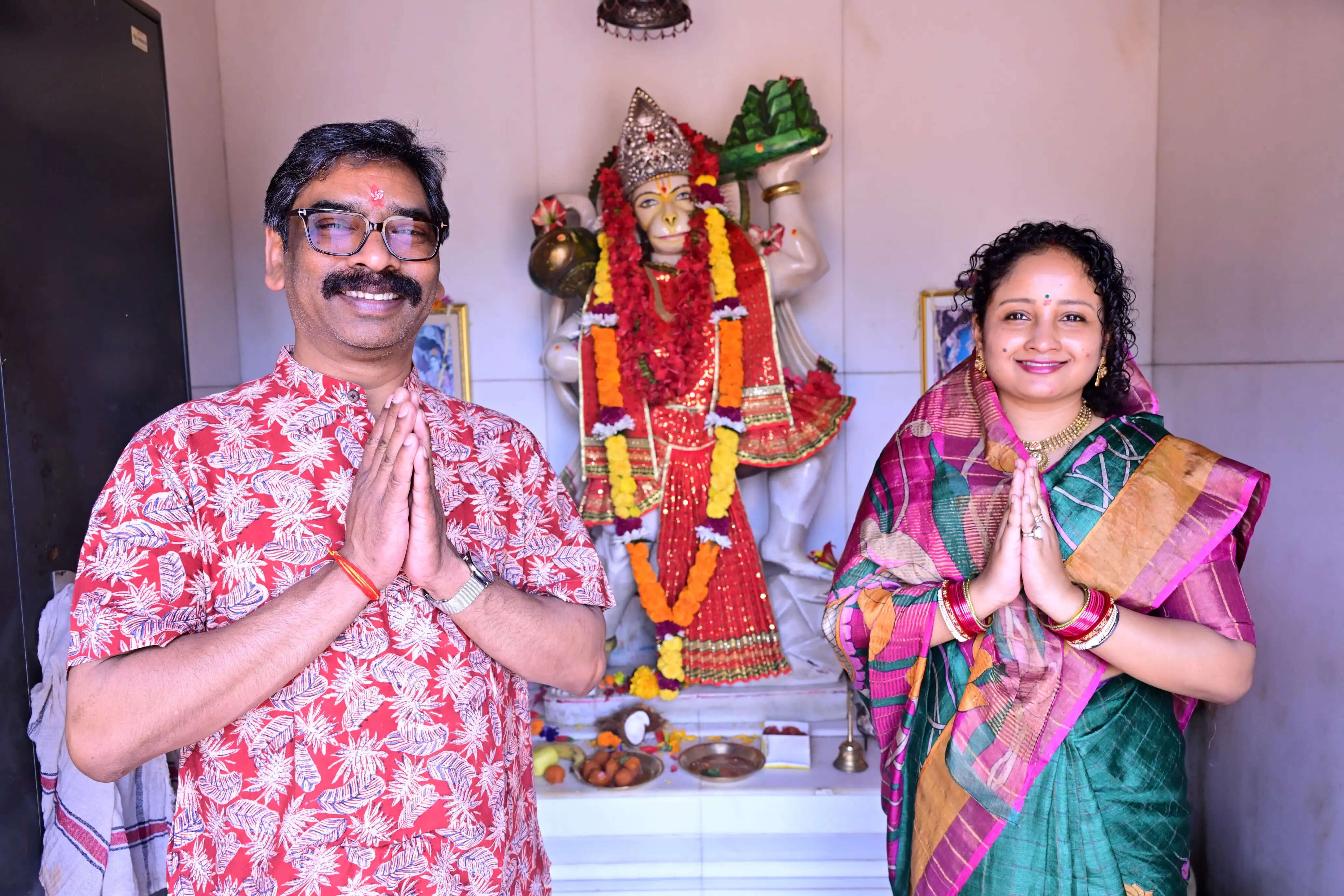 मुख्यमंत्री हेमन्त सोरेन ने पत्नी कल्पना सोरेन संग तपोवन मंदिर में की पूजा, राज्य की खुशहाली की कामना