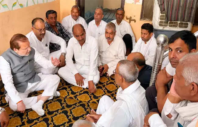 सोनीपत: लखनऊ अग्निकांड में मृत युवा के परिजनों से मिले कैबिनेट मंत्री