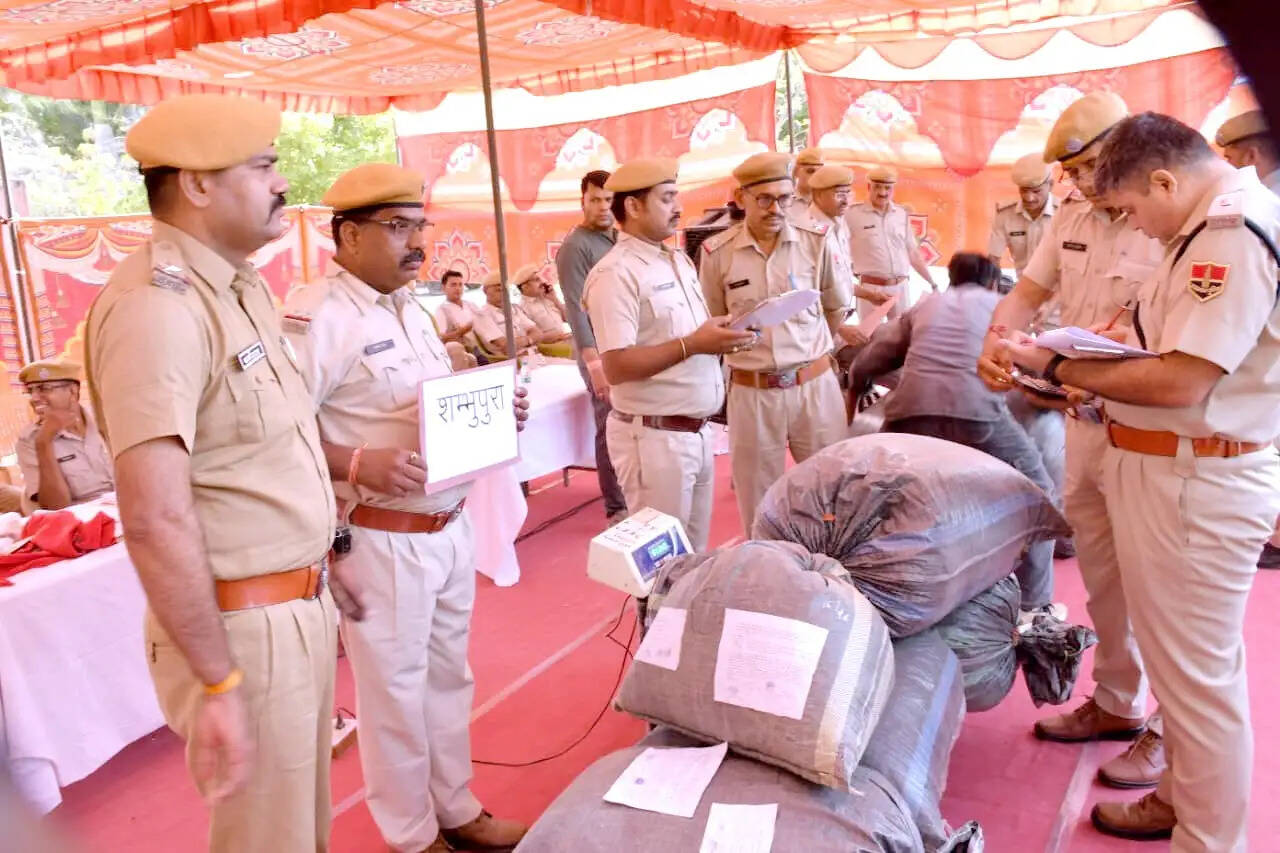 ग्यारह करोड़ मूल्य का जब्त 66 क्विंटल से ज्यादा मादक पदार्थाें को पुलिस ने किया नष्ट