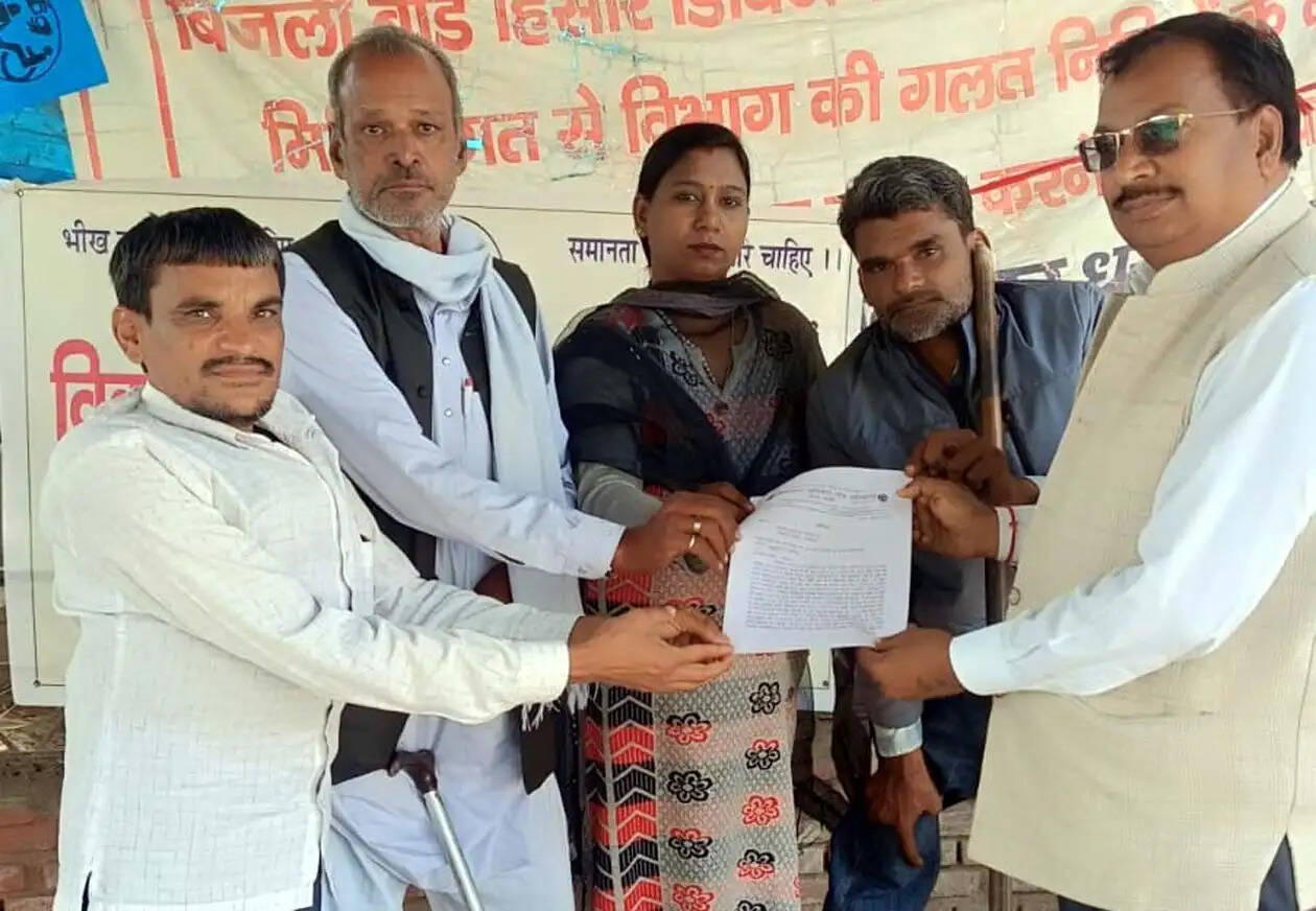 हिसार : विकलांगों ने धरना देकर वीबी ग्राम जी कानून रद्द करने की&nbsp;मांग उठाई