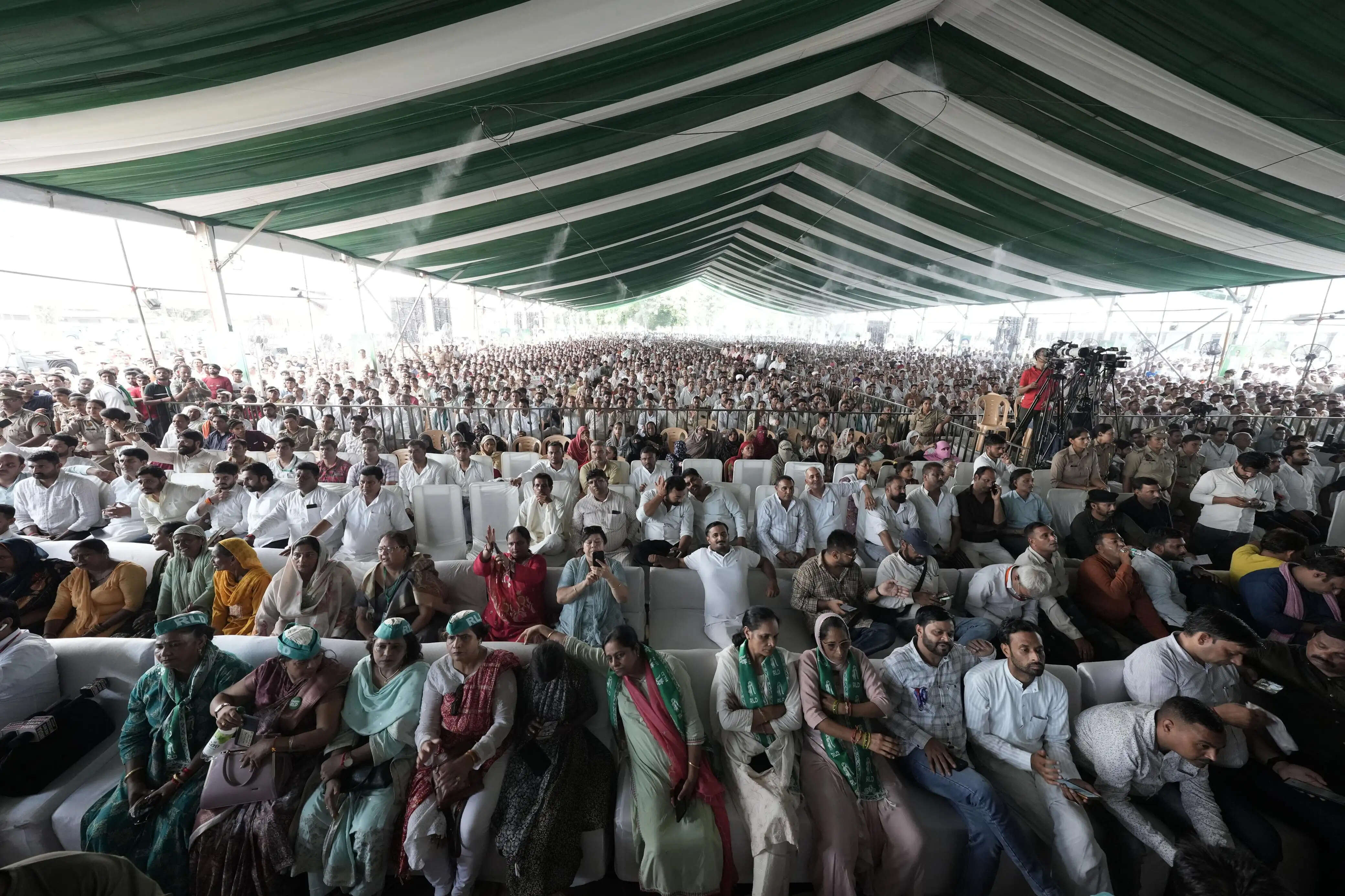 सहारनपुर : स्वाभिमान रैली में जयंत चौधरी का शक्ति प्रदर्शन, पीडीए पर तंज-बोले, “एनडीए का ‘एन’ कभी नहीं बदलेगा”