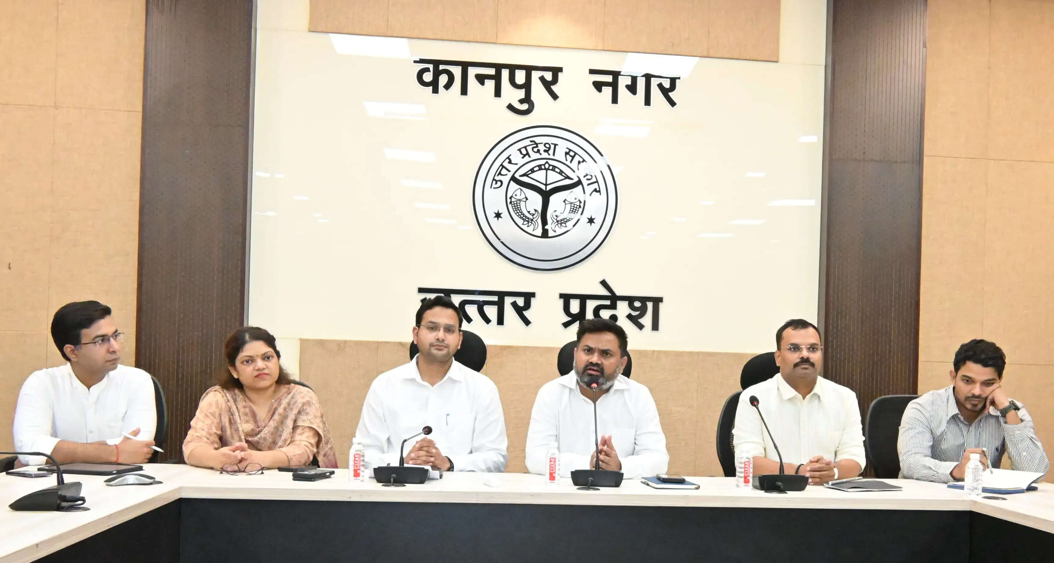 दीपावली से पहले शहर की क्षतिग्रस्त सड़कें हों दुरुस्त, प्रमुख मार्गों पर स्ट्रीट लाइट व्यवस्था सुधरे : जिलाधिकारी