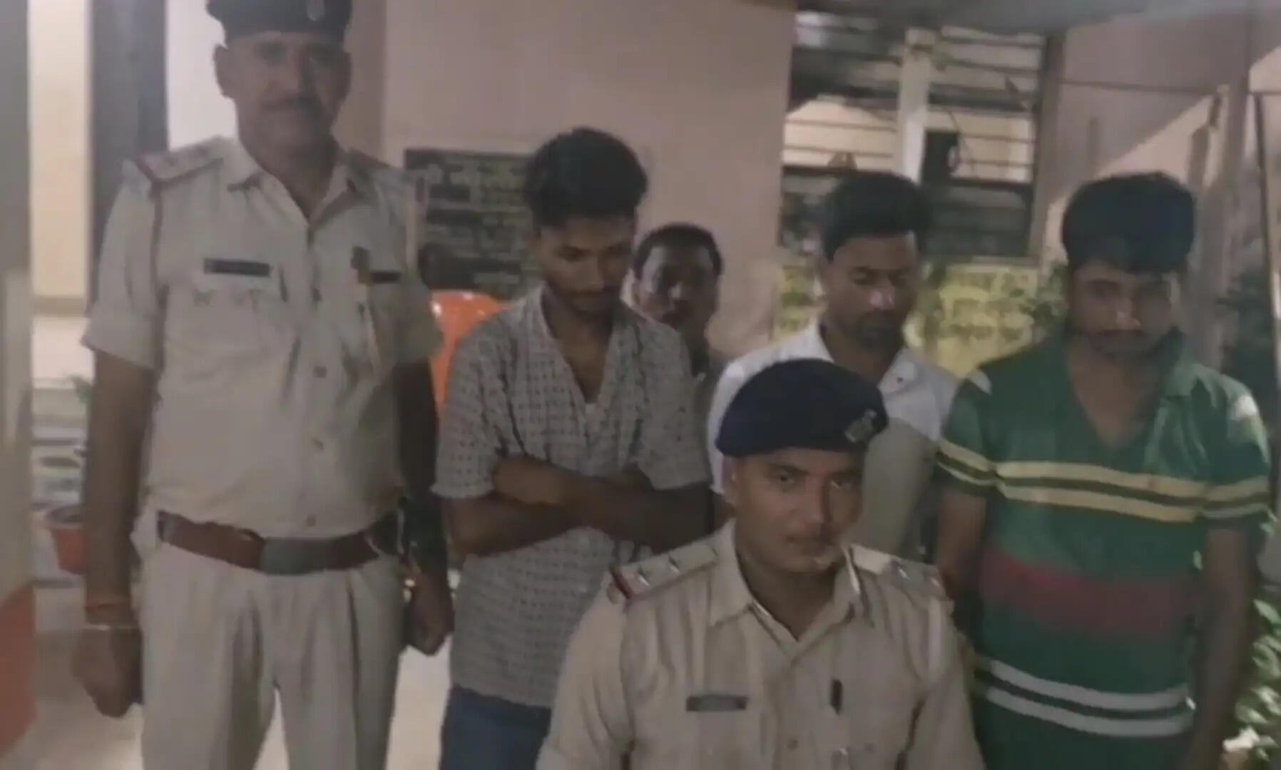 बस में सवार तीन युवकों के पास से 110 ग्राम स्मैक के साथ चार मोबाइल और नगद राशि बरामद,तीनों हुए गिरफ्तार