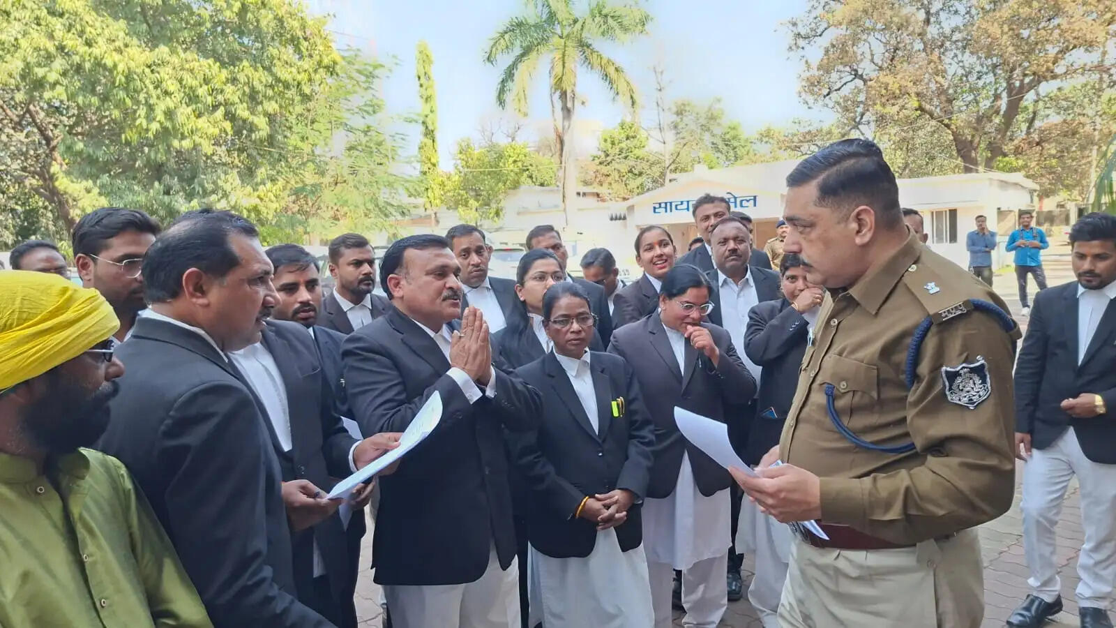 यादव जी लव-स्टोरी फिल्म पर अखिल भारतीय युवा यादव महासभा ने एसपी को सौंपा ज्ञापन