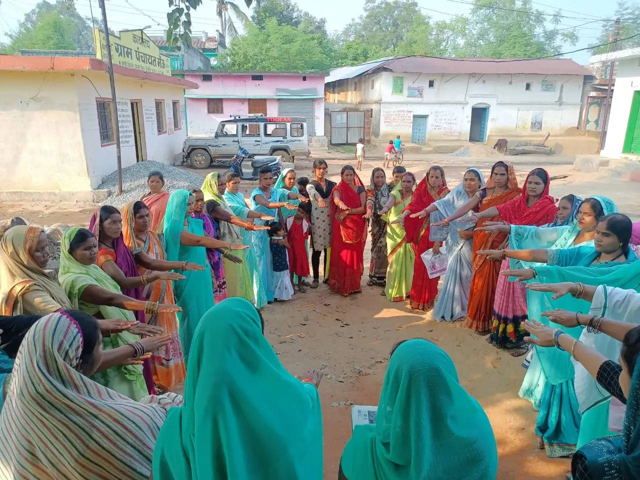 करवाचौथ पर महिलाओं ने मेहंदी लगाकर दिया मतदाता जागरूकता का संदेश